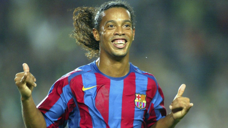 Ronaldinho chính thức giải nghệ - 1 Ronaldinho chính thức chia tay sân cỏ