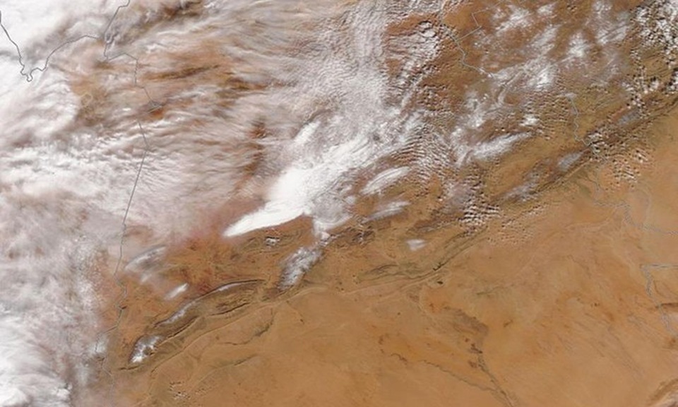 Tuyết bất ngờ lại phủ trắng sa mạc Sahara - 5 Hình ảnh sa mạc Sahara lẫn trong tuyết chụp từ vệ tinh