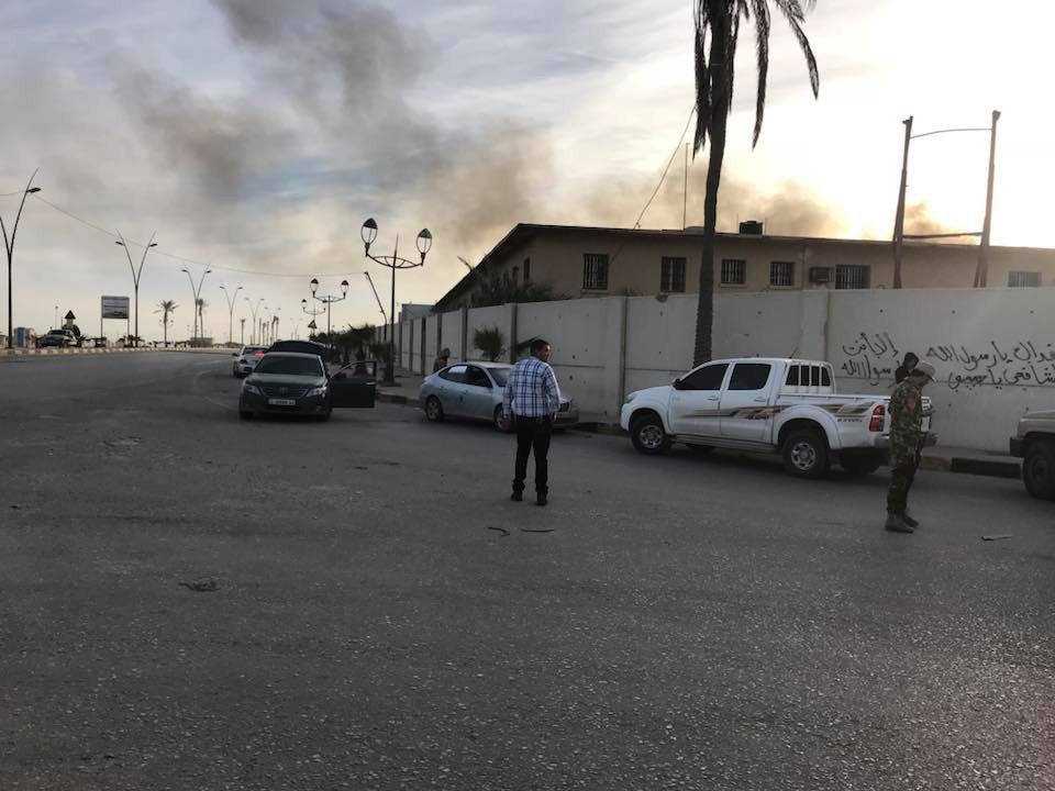 Libya “nóng” trở lại, giao tranh khốc liệt ở thủ đô khiến ít nhất 20 người chết - 1
Khói bốc lên từ sân bay Mitiga do các cuộc đụng độ giữa hai nhóm vũ trang đối lập ở Libya. (Ảnh: Reuters)