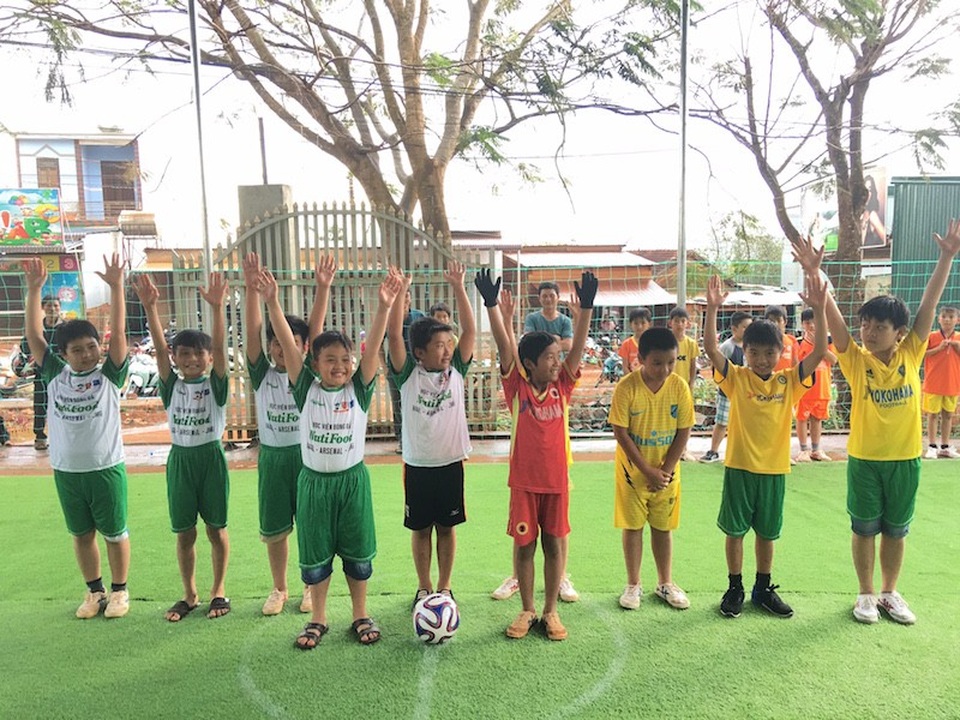 Dân trí tặng sân bóng mini, vườn rau sạch... cho học sinh Tây Nguyên - 2 Hai đội bóng nhí khai mạc sân bóng đá mini cỏ nhân tạo ở điểm trường mầm non Hoa Pơ Lang (xã Đăk Buk So)