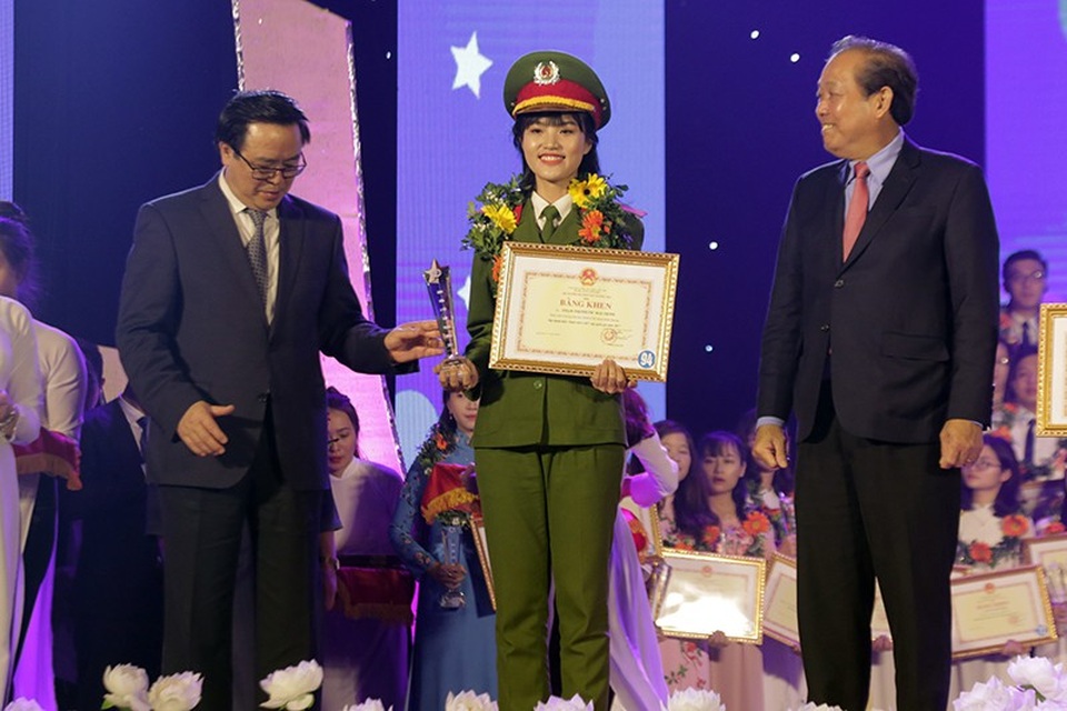 "Soái ca trường Luật" nhận giải thưởng “kép” của TW Hội sinh viên - 5
“Bông hồng thép” của Học viện Cảnh sát Nhân dân Hà Kiều Trang được tuyên dương danh hiệu Sinh viên 5 tốt bởi thành tích học tập rất cao: 9,01/10 điểm. Kiều Trang không chỉ học giỏi mà còn năng động thực hiện nhiều dự án cộng đồng giúp phát triển kỹ năng mềm cho các bạn sinh viên.