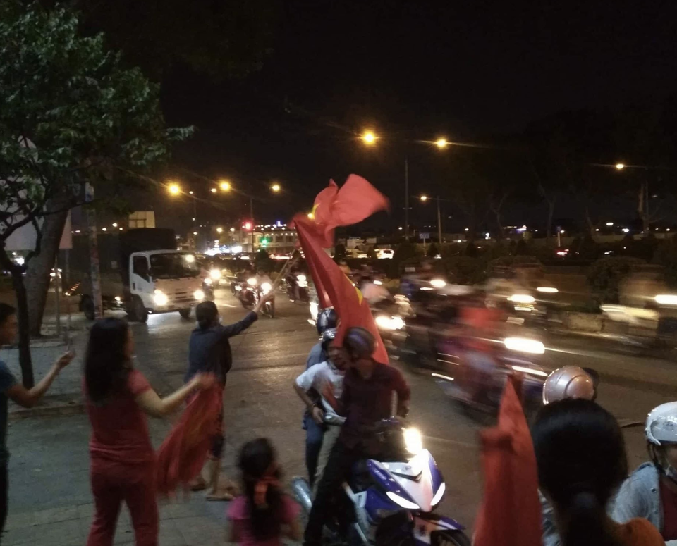 Đêm trắng sau chiến thắng lịch sử của U23 Việt Nam - 18
Trên hè phố ở các trục đường Trường Chinh, Cộng Hoà (TPHCM) nhiều người dân ra trước cửa nhà cầm cờ phấn thể hiện sự phấn khích, vui sướng trước chiến thắng của U23 VN