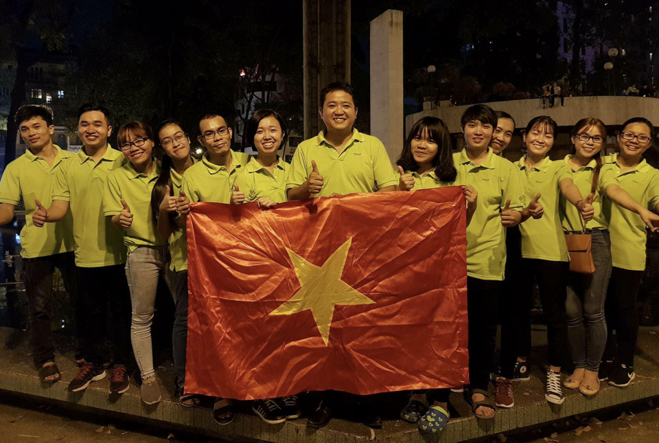 Đêm trắng sau chiến thắng lịch sử của U23 Việt Nam - 14
Một nhóm bạn trẻ hâm mộ thể thao có cách bày tỏ niềm vui trật tự hơn tại khu vực Hồ Con Rùa - Trung tâm Sài Gòn