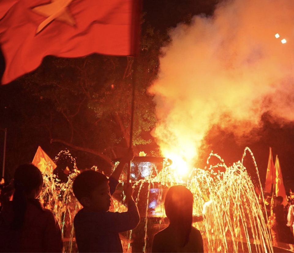 Đêm trắng sau chiến thắng lịch sử của U23 Việt Nam - 2
Đốt pháo sáng thể hiện niềm vui trước chiến thắng của U 23, tại khu vực Hồ Gươm