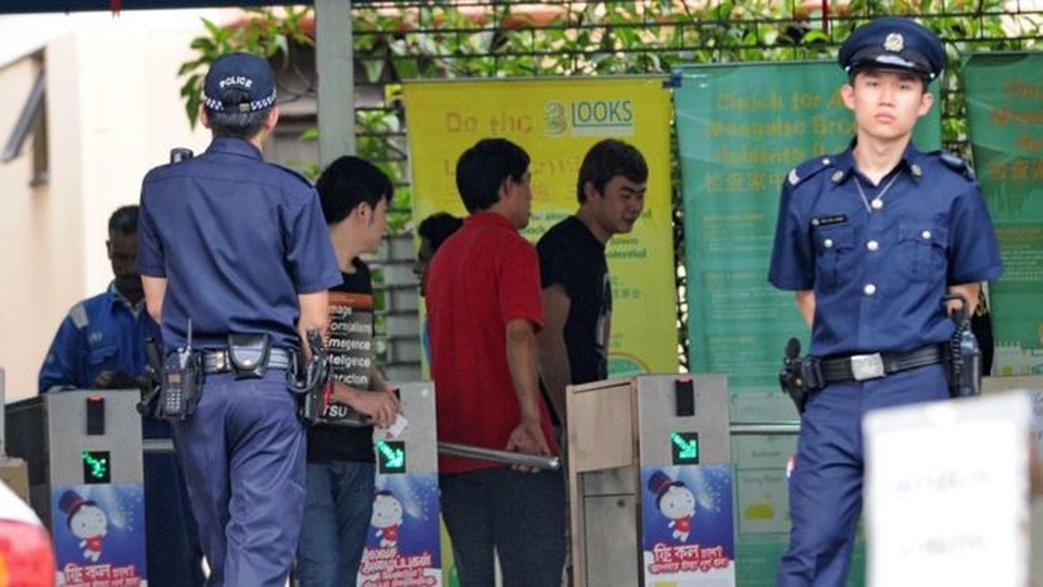 Singapore trục xuất người vi phạm luật nhập cảnh ra sao? - 1
Giới chức di trú Singapore trong một cuộc kiểm tra ngoại kiều. (Ảnh minh họa: BBC)
