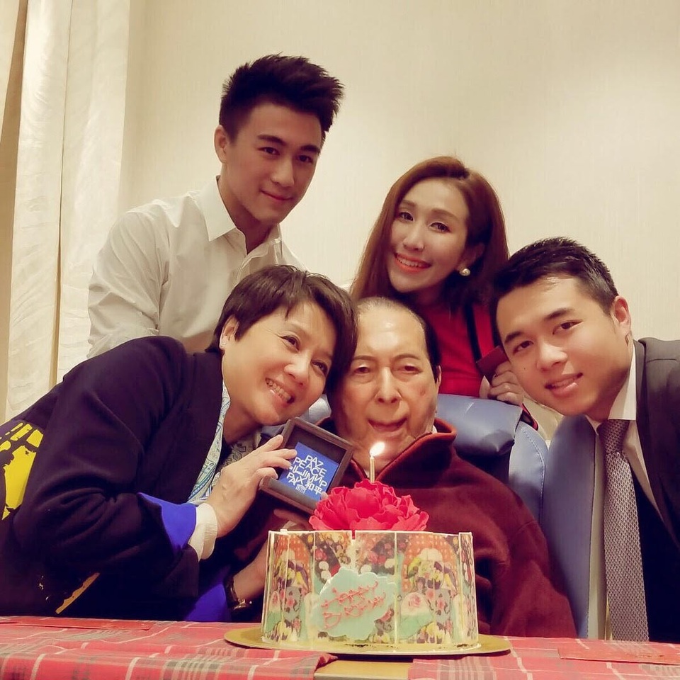 Con trai chủ sòng bạc Macau đẹp trai, học giỏi gây sốt mạng xã hội - 1 Mario Ho (áo trắng) cùng mẹ, em gái, anh trai chụp ảnh nhân dịp sinh nhật bố.
