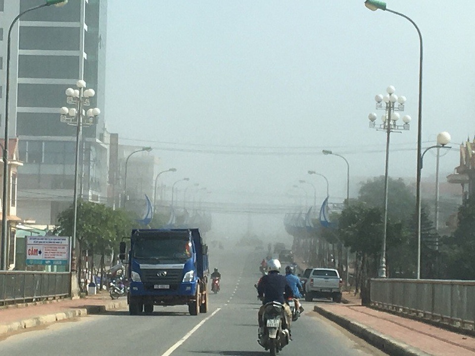 
Mặc dù đã gần 12h trưa, nắng lên nhưng phía trên sương mù vẫn giăng kín
