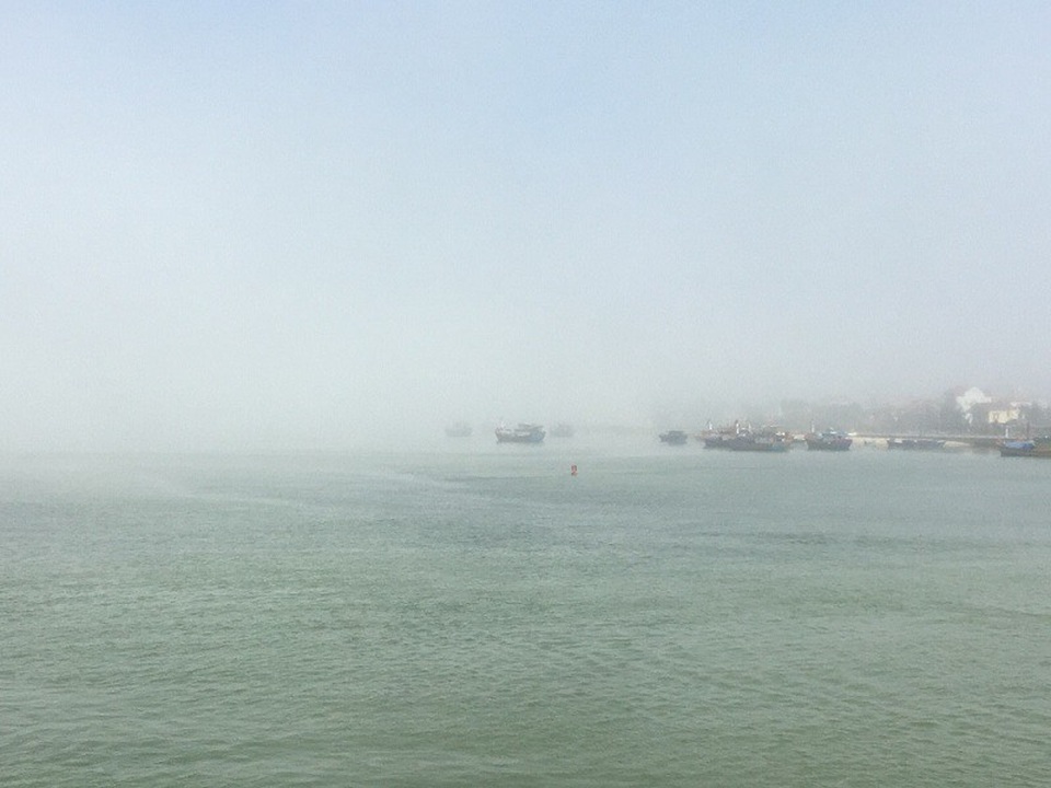 
Theo các ngư dân, sương mù xuất hiện thường đánh bắt được nhiều tôm cá.
