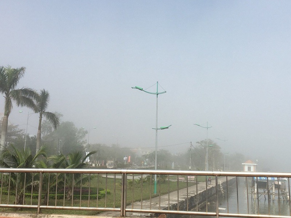 Do ảnh hưởng của không khí lạnh, tại Quảng Bình xuất hiện sương mù dày đặc