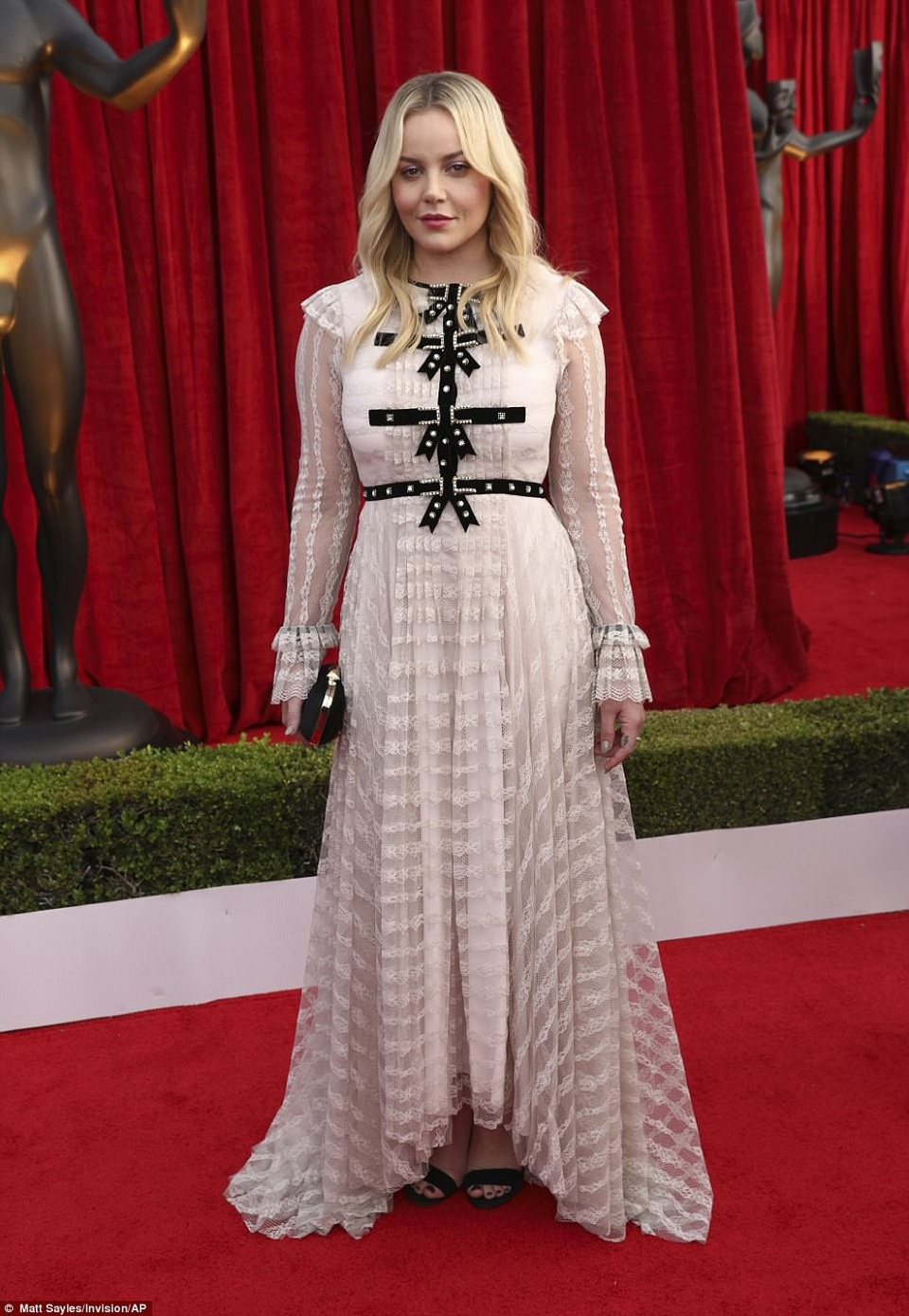 
Abbie Cornish với chiếc váy đen trắng quá nghiêm nghị
