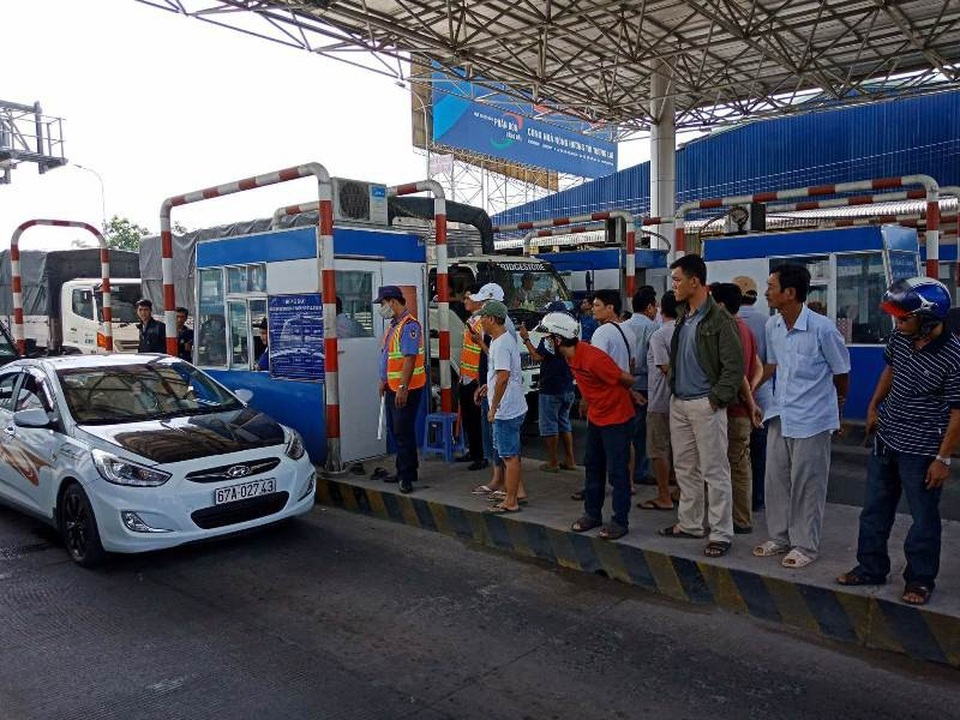 Tài xế phản đối quyết liệt, trạm BOT T2 liên tục phải xả trạm - 1 Trưa nay trạm thu phí T2 kẹt xe buộc phải xả trạm do các tài xế phản đối quyết liệt