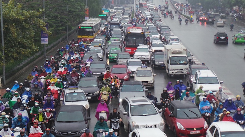 Hà Nội: Hàng nghìn phương tiện ùn ứ trên đường đẹp nhất Việt Nam - 5
Cách đây ít ngày, thành phố Hà Nội bắt đầu xen bớt dải phân cách của đường Nguyễn Chí Thanh, vốn rất rộng và đẹp, để mở rộng lòng đường nhằm giảm thiểu ùn tắc.