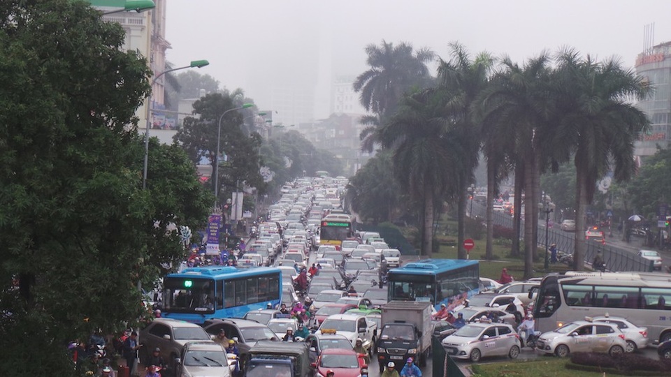 Hà Nội: Hàng nghìn phương tiện ùn ứ trên đường đẹp nhất Việt Nam - 1
Sáng 8/1, đường Nguyễn Chí Thanh bị ùn tắc nghiêm trọng. Hàng nghìn phương tiện chật vật di chuyển, có xe mất cả giờ đồng hồ không qua nổi đoạn đường chỉ 2-3 km từ đường Láng đến Đê La Thành.