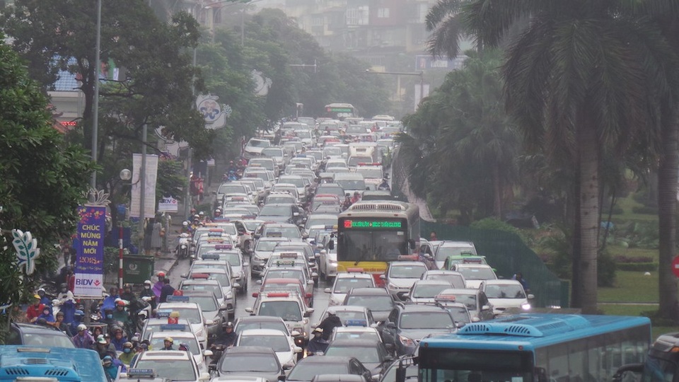 Hà Nội: Hàng nghìn phương tiện ùn ứ trên đường đẹp nhất Việt Nam - 3
Khá với mọi ngày, ùn tắc trên đường Nguyễn Chí Thanh hôm nay kéo dài qua giờ cao điểm, tới tận 11h mới giảm bớt.