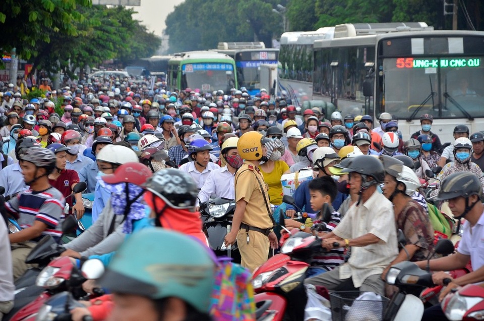 Nhà giàu Sài Gòn “khát” không gian sống chất lượng - 1 Cảnh kẹt xe hàng ngày đang ảnh hưởng nghiêm trọng đến chất lượng sống của người Sài Gòn