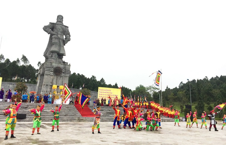 Tái hiện Nguyễn Huệ lên ngôi Hoàng đế tại núi Bân - 1 Tái hiện Nguyễn Huệ lên ngôi Hoàng đế tại núi Bân - 1
