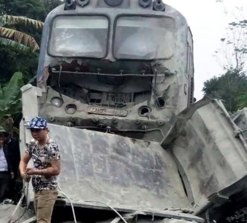 Tàu Bắc - Nam tông xe tải mất phanh, đầu tàu cùng xe tải bẹp dúm - 1 Tông vào xe tải mất phanh, đầu tàu SE7 và xe chở xi măng bẹp dúm (ảnh: CLB yêu đường sắt Việt Nam)