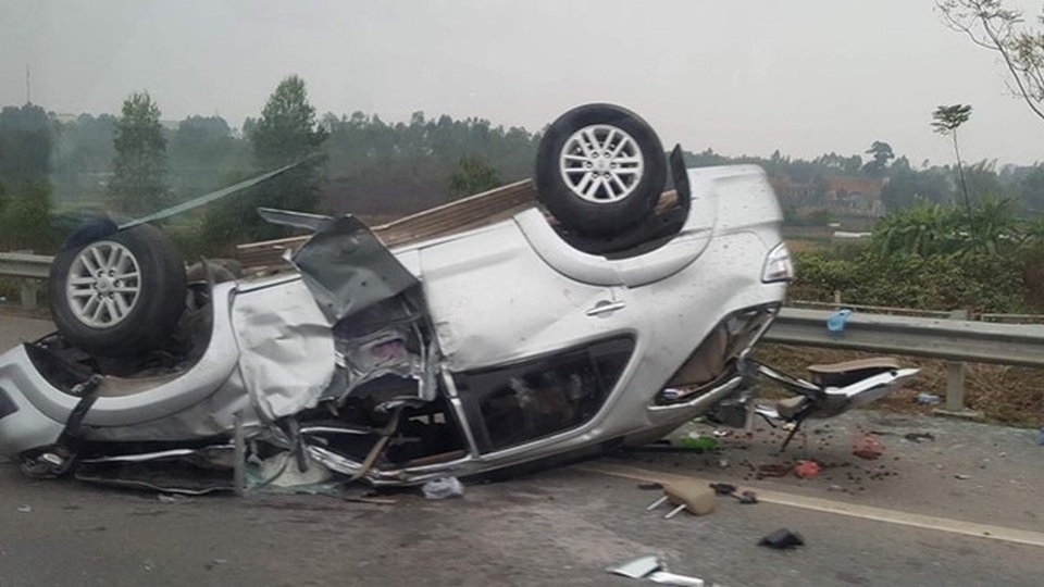 Xe Fortuner chở 6 người lật ngửa trên cao tốc Nội Bài - Lào Cai - 1
Chiếc xe Toyota Fortuner lật ngửa sau vụ tai nạn
