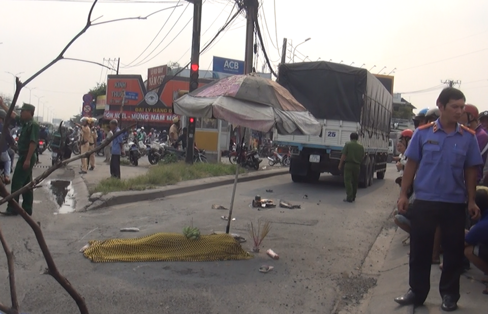 TPHCM: Xe tải cuốn xe máy vào gầm, 2 vợ chồng thương vong - 2 Cơ quan chức năng phong tỏa, điều tiết giao thông qua hiện trường