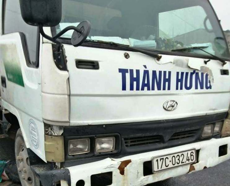 Tài xế xe tải chạy vào đường cấm, gây tai nạn rồi bỏ đi - 1 Chiếc xe tải gây tai nạn