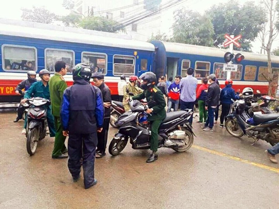 Tàu Bắc - Nam tông xe tải mất phanh, đầu tàu cùng xe tải bẹp dúm - 2 Đường sắt Bắc - Nam bị tê liệt nhiều giờ sau vụ tai nạn nghiêm trọng (ảnh: CLB yêu đường sắt Việt Nam)