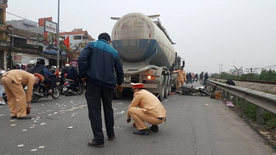 Hà Nội: Xe máy bị cuốn vào gầm xe bồn, 2 người tử vong - 3
Lực lượng chức năng xử lý hiện trường vụ tai nạn (Ảnh: MĐ)