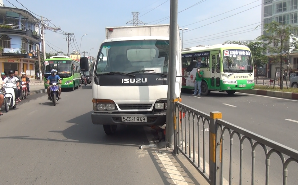 Tránh xe ba gác, 3 ô tô tông nhau liên hoàn - 1
Xe ô tô tải tông vào cột biển báo, dải phân cách giữa đường