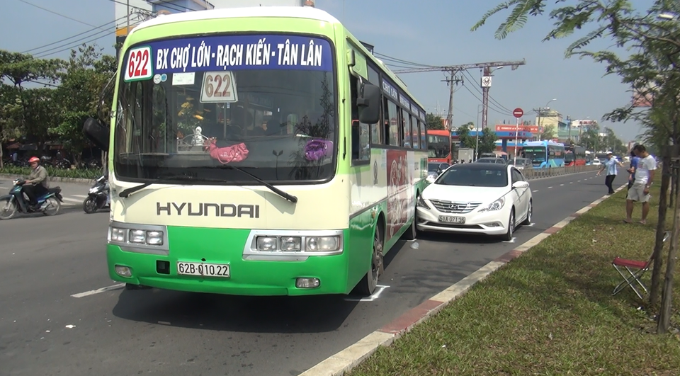 Tránh xe ba gác, 3 ô tô tông nhau liên hoàn - 2
Hai phương tiện va chạm, nhiều hành khách trên xe buýt hoảng sợ.