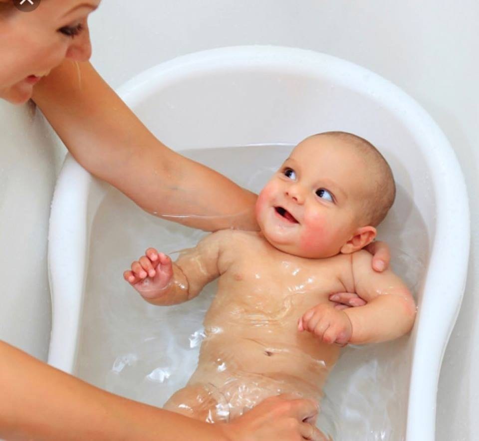 Tắm như thế nào để phòng viêm phổi cho trẻ em? - 2 Toàn thân trẻ ngập trong nước ấm sẽ không bị lạnh.