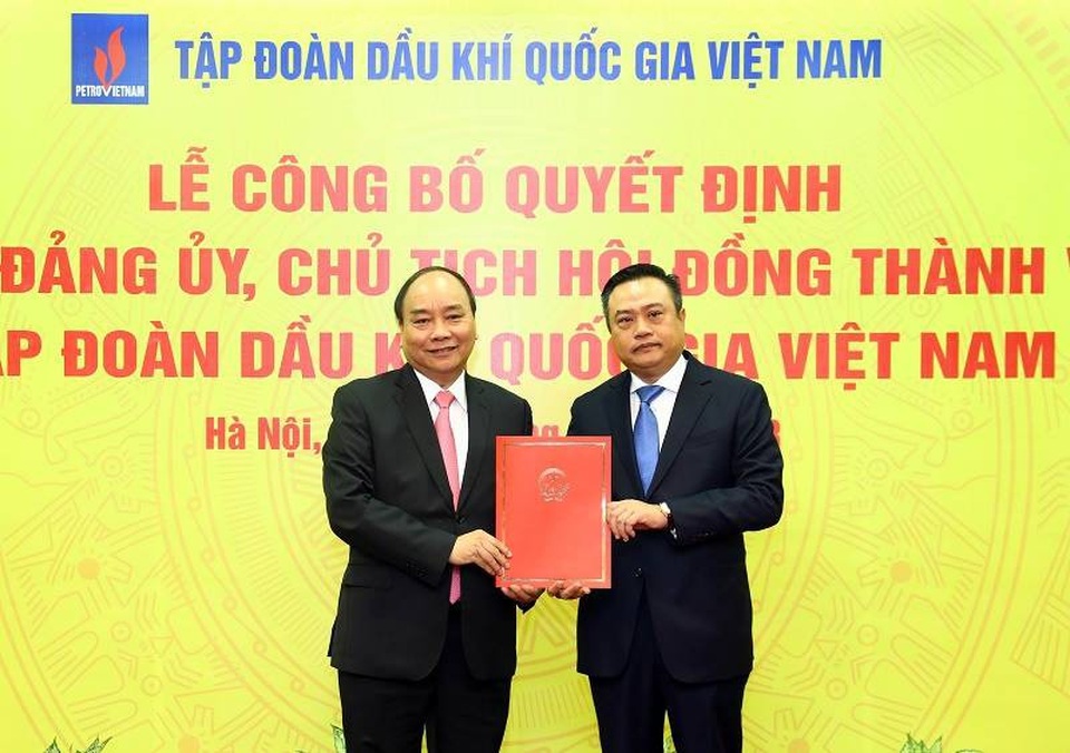 Trao quyết định cho Tân Chủ tịch PVN, Thủ tướng nói: "Lửa thử vàng, gian nan thử sức..." - 1
Thủ tướng trao quyết định bổ nhiệm Chủ tịch PVN cho ông Trần Sỹ Thanh, ảnh: H.T