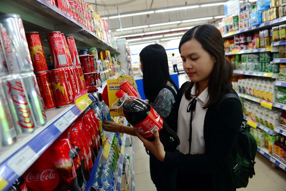 TS Ngô Trí Long: Đánh thuế nước ngọt không tăng mà làm giảm thu ngân sách - 1 Trong các đề xuất sửa đổi các luật thuế của Bộ Tài chính, vấn đề đánh thuế nước ngọt đang gặp nhiều ý kiến phản đối nhất từ các bộ ngành đến các chuyên gia và doanh nghiệp.