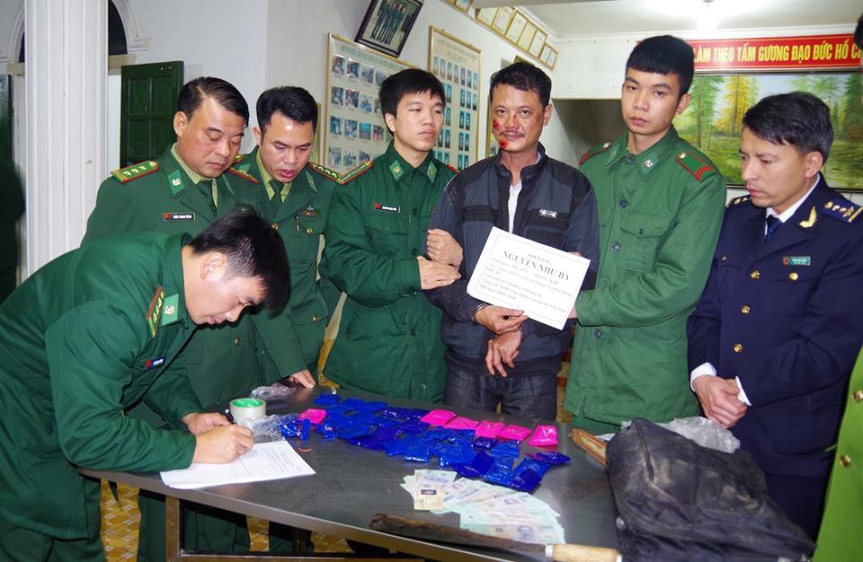 Đối tượng Ba (áo đen ở giữa) cùng toàn bộ tang vật