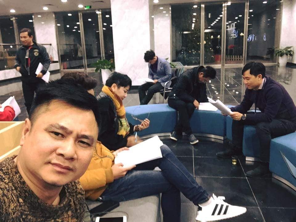 Nghệ sĩ Minh Vượng, Minh Hằng bất ngờ trở lại với Táo Quân 2018 - 5 Các nghệ sĩ say sưa nghiên cứu kịch bản và tập thoại.