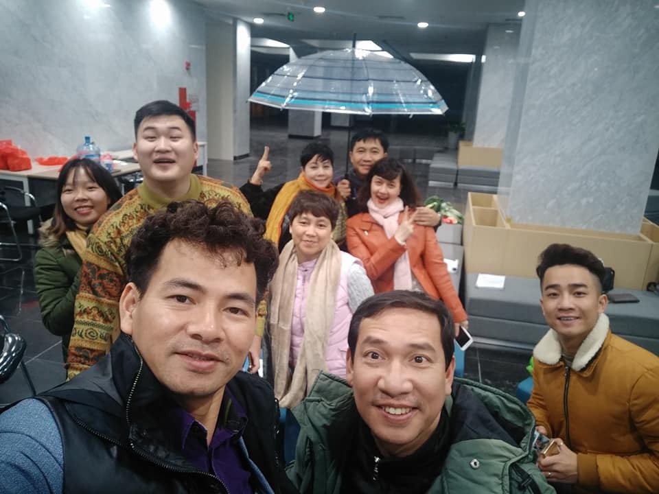 Nghệ sĩ Minh Vượng, Minh Hằng bất ngờ trở lại với Táo Quân 2018 - 2 Dù thời tiết rất lạnh nhưng các nghệ sĩ đã lên tinh thần cho những buổi tập đầu tiên.
