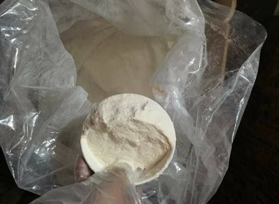 Hà Nội: Bắt quả tang cơ sở đang bơm tạp chất vào tôm - 2 Tạp chất lạ màu trắng được bơm vào tôm để làm tôm căng mọng (Ảnh: Cấn Linh)