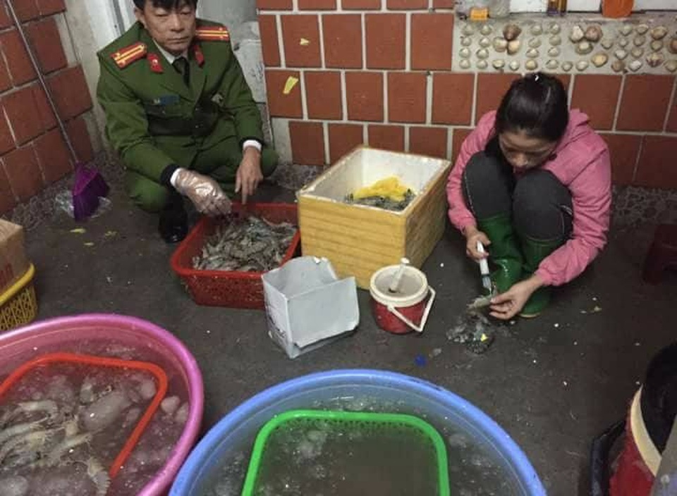 Hà Nội: Bắt quả tang cơ sở đang bơm tạp chất vào tôm - 1 Nhân viên cơ sở của ông Công bơm tạp chất vào tôm (Ảnh: Cấn Linh)