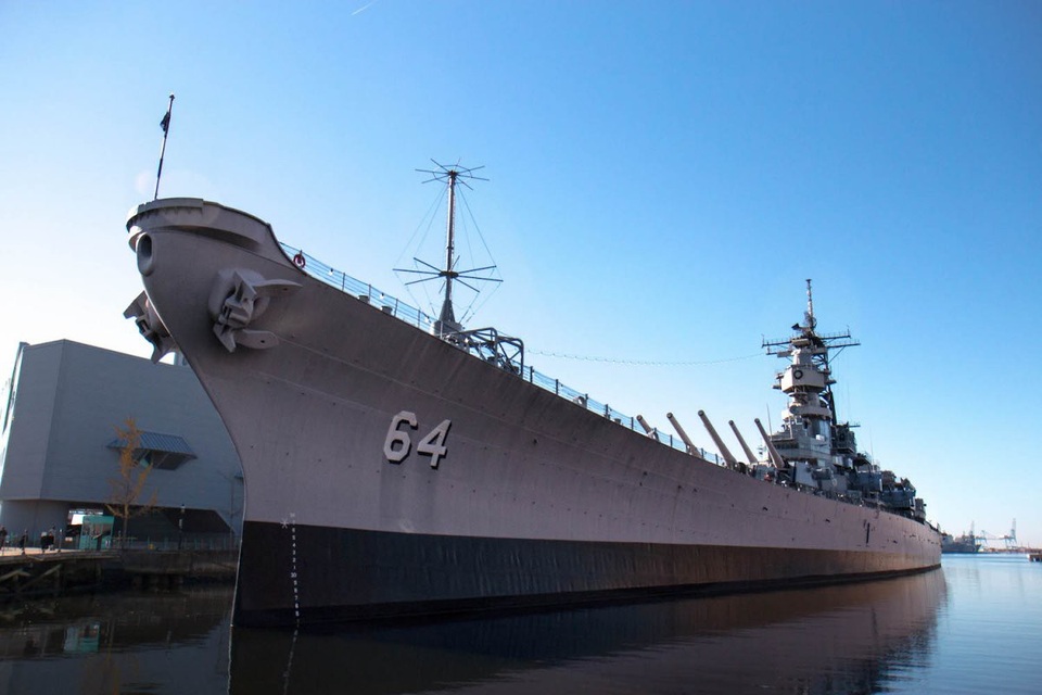 Cận cảnh tàu “xung trận” 3 cuộc chiến của Mỹ - 1 USS Wisconsin là tàu chiến đặt theo tên của bang Wisconsin, Mỹ và có biệt danh là “The Wisky”. Sau khi được biên chế và hủy bỏ biên chế 3 lần, Wisconsin cuối cùng cũng nghỉ hưu vào năm 1991.