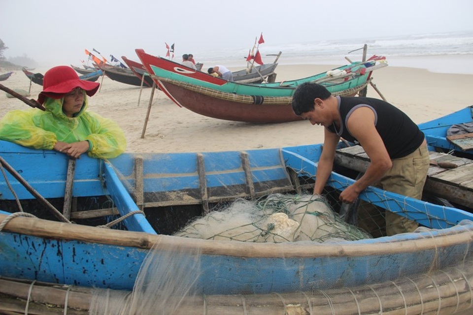 Ngư dân phấn khởi vươn khơi đánh bắt hải sản đầu năm - 4 Anh Đồng thu xếp lại lưới sau chuyến đánh bắt đầu năm thuận lợi