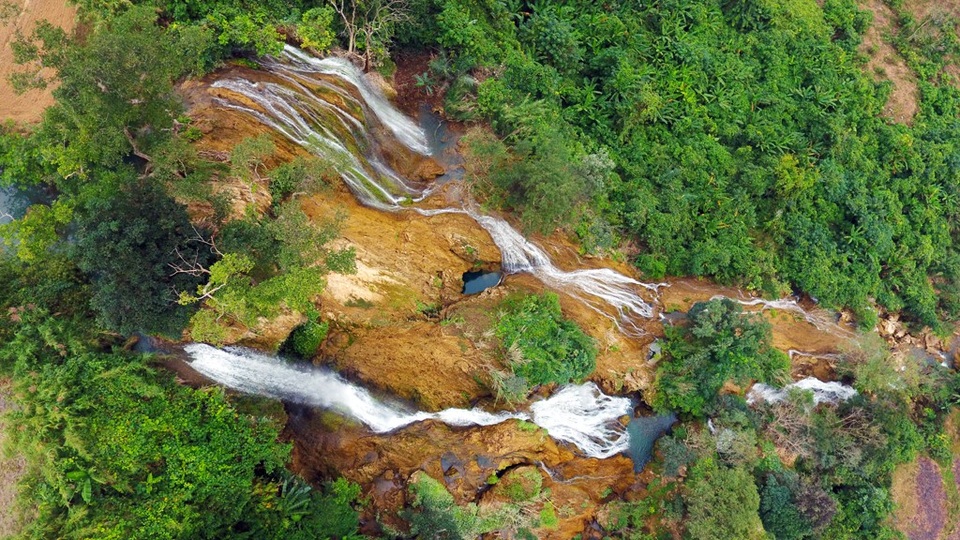 Thác có độ cao 120m với 4 bậc đá thoai thoải gối lên nhau chảy dài theo triền đá, ngày đêm tuôn những cột nước trắng xóa.