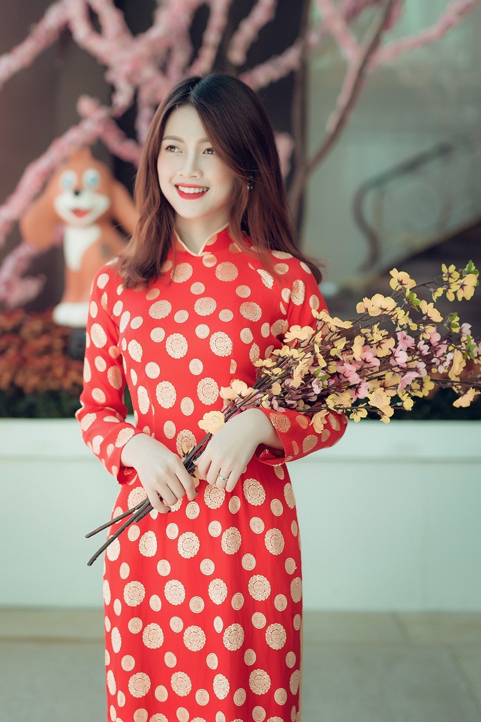 Thiếu nữ cao nguyên đất đỏ đọ sắc với hoa Xuân - 6 Ngọc Trâm có sở thích đọc sách, thời gian rảnh thường xem video tiếng Anh để học thêm. Đặc biệt, Trâm đam mê chụp ảnh và coi việc chụp ảnh như một cách để xả stress.