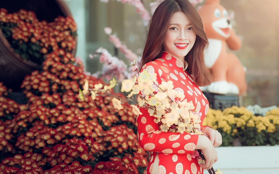 Thiếu nữ cao nguyên đất đỏ đọ sắc với hoa Xuân - 4 “Những ngày đầu một thân một mình lên phố học, mình gặp nhiều bỡ ngỡ nhưng giờ năm 3 rồi cũng quen dần. Mình cũng sắp thực tập nữa nên luôn cố gắng để trau dồi kinh nghiệm giảng dạy”, Trâm chia sẻ.