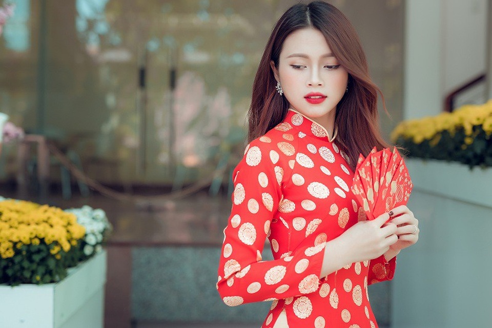 Thiếu nữ cao nguyên đất đỏ đọ sắc với hoa Xuân - 2 Bố mẹ Trâm đều là người miền Trung chân chất nhưng nữ sinh lại sinh ra và lớn lên tại Gia Lai, chính vì vậy Trâm vừa thừa hưởng nét đẹp từ mẹ vừa có sự duyên dáng riêng của con gái Tây Nguyên.