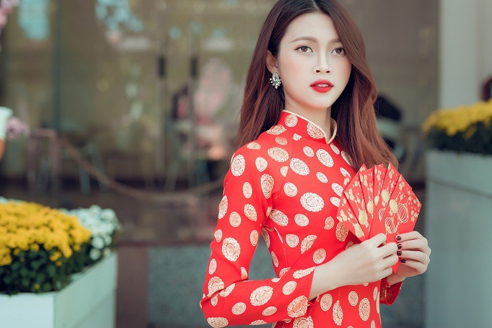 Thiếu nữ cao nguyên đất đỏ đọ sắc với hoa Xuân - 1 Thái Nữ Ngọc Trâm (sinh năm 1997) là cô gái đến từ mảnh đất Gia Lai. Hiện Trâm đang là sinh viên ngành Sư phạm tiếng Anh, trường Đại học Tây Nguyên.