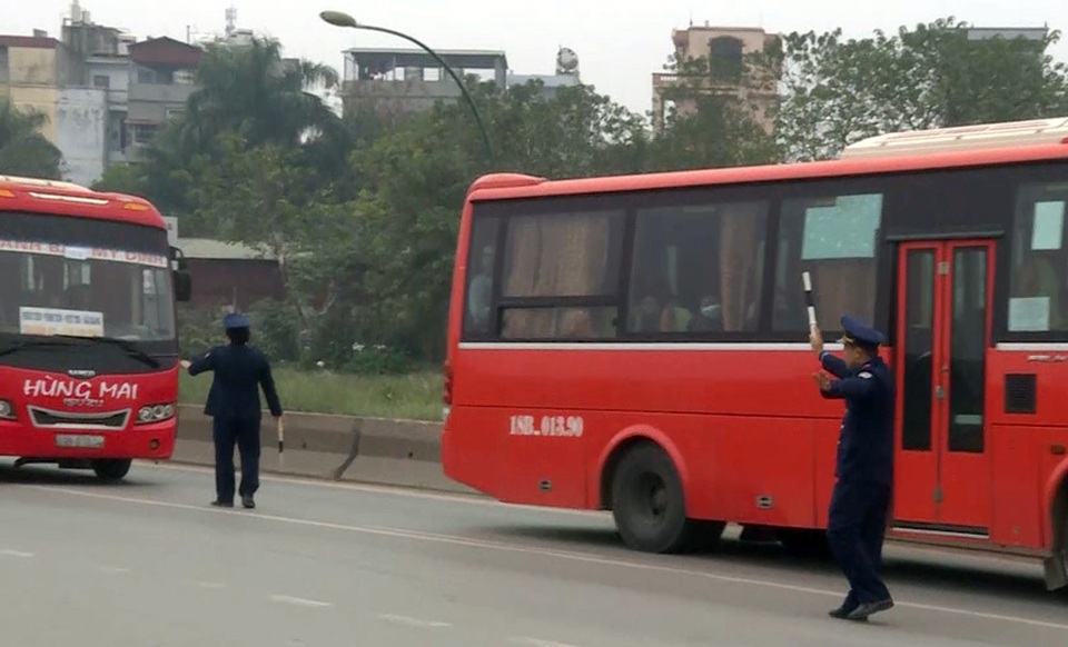 Hàng loạt xe khách dừng đỗ trái phép trên đường Phạm Văn Đồng bị xử lý - 1
Tình trạng xe khách đi qua tuyến Phạm Văn Đồng lên cầu Thăng Long thường xuyên bắt khách dọc đường được các cơ quan chức năng liên tục xử lý trong vài năm gần đây nhưng đến nay vẫn tồn tại. Đặc biệt, dịp gần Tết Nguyên đán, khi nhu cầu đi lại tăng cao, các nhà xe cũng thường xuyên vi phạm hơn.