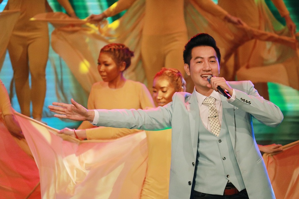 Và ca sĩ Nguyễn Phi Hùng cùng ca khúc mới - Gieo do chính anh sáng tác, lần đầu tiên ra mắt khán giả trên sân khấu TLMN đã khép lại chương trình với đầy đủ, trọn vẹn ý nghĩa chủ đề Đón an lành đầu năm nay.