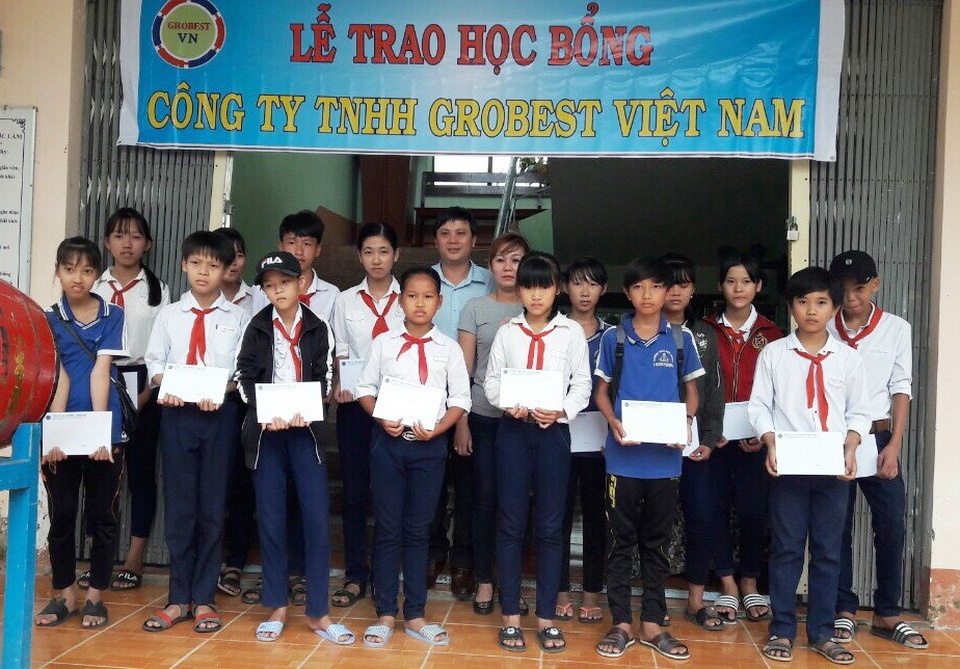 Grobest Việt Nam trao thêm 58 suất học bổng đến học sinh nghèo Kiên Giang - 1 Các em học sinh trường THCS Hòa Chánh nhận học bổng từ Công ty Grobest Việt Nam