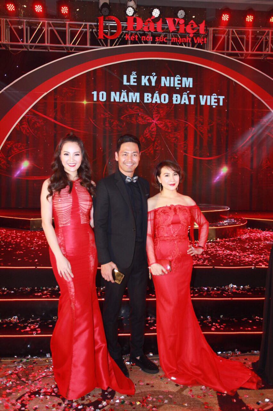 Các sao “thi nhau” diện đầm của NTK Tuyết Lê tỏa sáng tại sự kiện lớn - 14
Tuyết Lê (bên phải) – NTK trẻ đầy tài năng nổi tiếng với những mẫu thiết kế rất tinh tế, hiện đại, đón đầu mọi xu hướng của thời trang trong và ngoài nước. Các mẫu thiết kế của cô được rất nhiều các ngôi sao trong và ngoài nước lựa chọn để xuất hiện tại các sự kiện lớn.