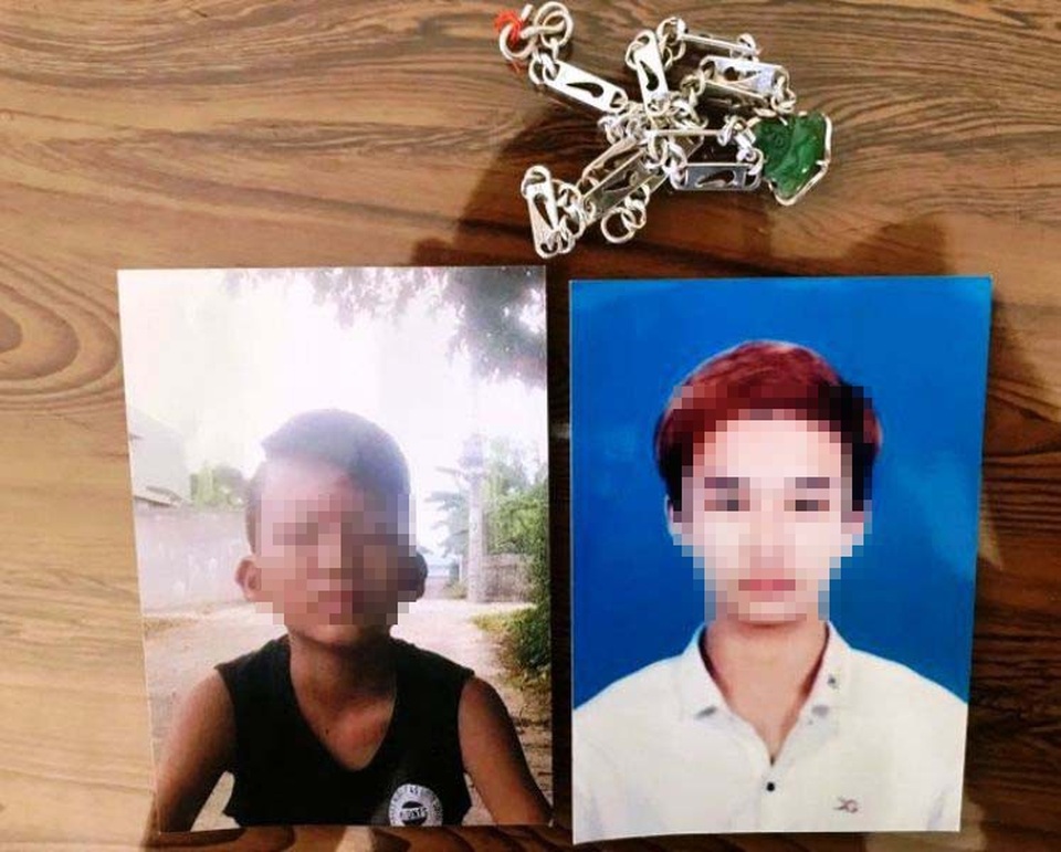 Bắt 2 thiếu niên khống chế rồi cướp tiền chị bán ve chai - 1
Đối tượng Nguyễn Đình Hân (áo đen) và Phạm Nhật Linh (áo trắng) (Ảnh: Công an Quảng Bình)