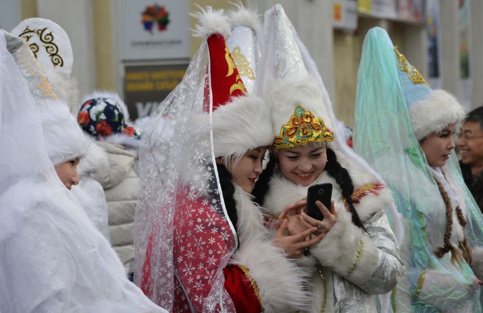 Vẻ đẹp của thiếu nữ khắp thế giới mùa lễ hội - 12 Thiếu nữ Kyrgyzstan mặc trang phục công chúa tuyết trong lễ diễu hành năm mới tại thủ đô Bishkek. (Ảnh: AFP)