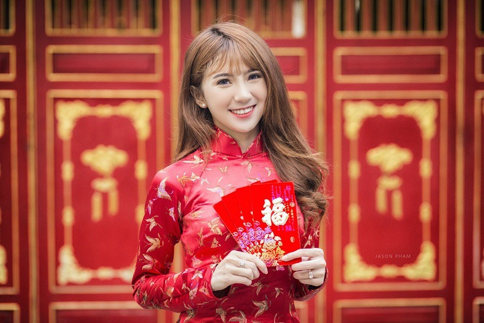 Thiếu nữ Sài Gòn duyên dáng trong tà áo dài chờ đón Xuân sang - 8 “Hy vọng 2018 sẽ là một năm thật nhiều may mắn không chỉ với mình mà tất cả mọi người. Chúc tất cả mọi người có một cái Tết an khang thịnh vượng, vạn sự cát tường và gặt hái nhiều thành công”, Hậu Giang gửi lời chúc.